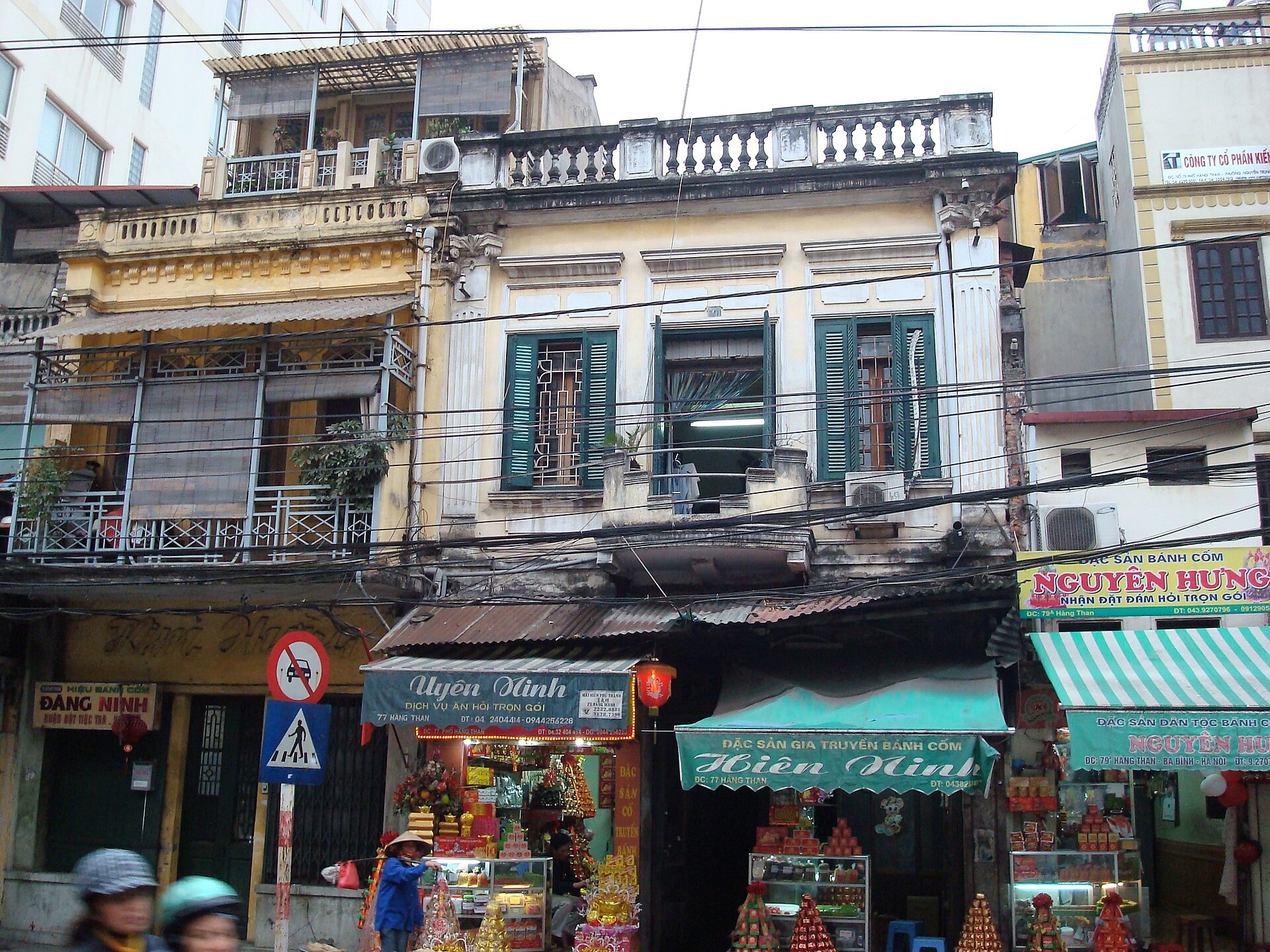Dãy cửa hàng nhỏ ở phố cổ Hà Nội